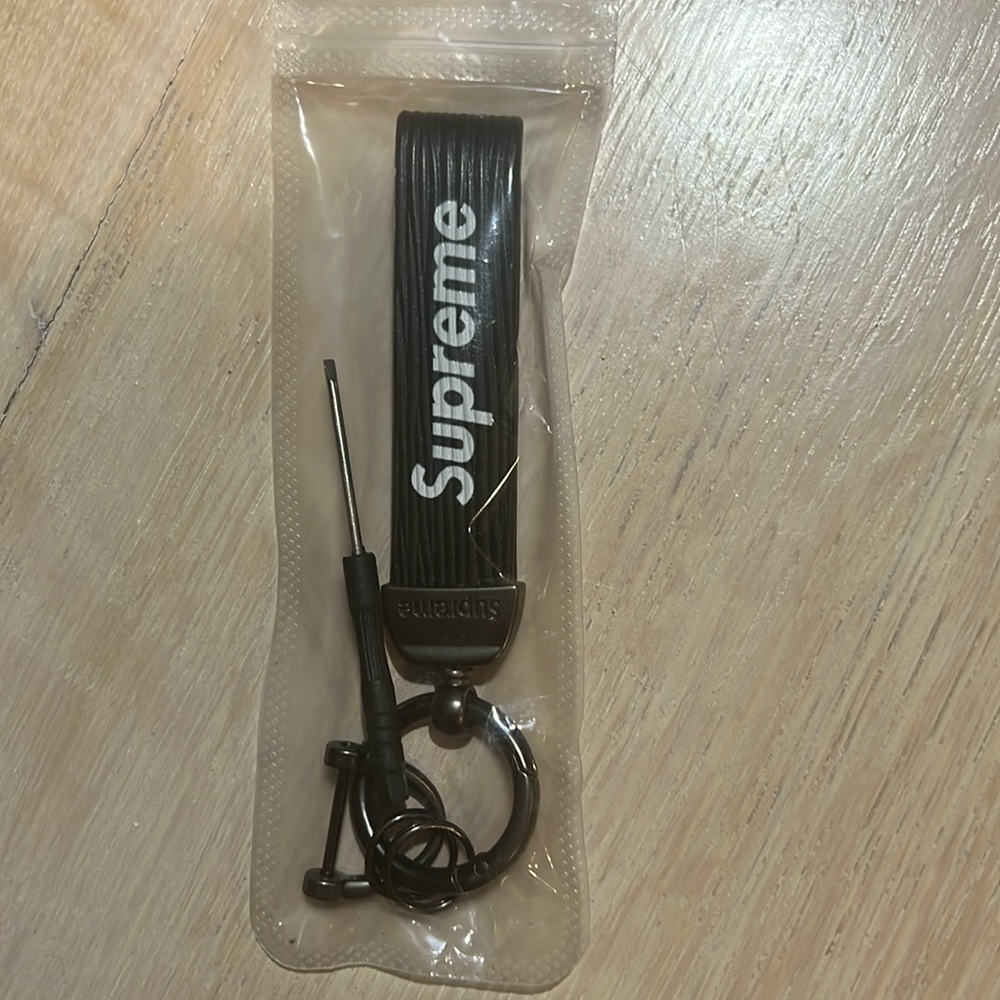 Supreme KeyChain - Picture 1 of 1